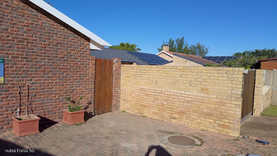 To Let 4 Bedroom Property for Rent in Wavecrest Eastern Cape